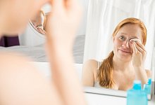 Eine Frau schminkt sich ab - Christin Klose/dpa-tmn