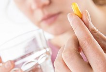 Frau h&auml;lt eine Tablette in der Hand - Christin Klose/dpa-tmn