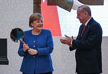 Gastgeschenk f&uuml;r Merkel - Foto: Ahmed Deeb/dpa