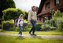 Vater und Tochter üben den Schulweg - Christin Klose/dpa-tmn
