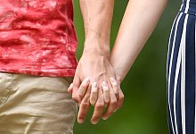 Ein Pärchen beim hält sich an den Händen - Tobias Hase/dpa-tmn