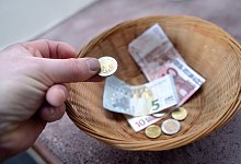 Sammelkorb mit Geld - Foto: Henning Kaiser/dpa