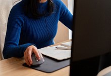 Eine Frau im Homeoffice - Zacharie Scheurer/dpa-tmn