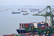 Containerhafen - Bernd von Jutrczenka/dpa