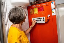 Eine Frau im Heizungskeller - Benjamin Nolte/dpa-tmn