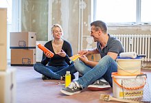 P&auml;rchen beim Renovieren einer Wohnung - Christin Klose/dpa-tmn