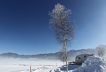 Wintercamper mit Wohnmobil auf einem Campingplatz - Karl-Josef Hildenbrand/dpa/dpa-tmn