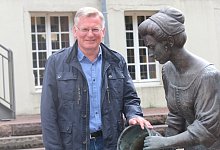 Immer noch aktiv: Ex-Kurdirektor Wolfgang Diekmann steht am Brunnen, der zwischen Rose-Klinik und Kurpark-Eingang liegt. - Patrick Bockwinkel