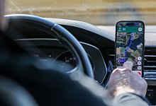 Illustration - Smartphone-Nutzung am Steuer - Jan Woitas/dpa
