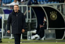 Bundestrainer Hansi Flick coacht seine Elf w&auml;hrend der Partie gegen Israel. - Christian Charisius/dpa