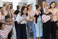 Nationalrätin Flavia Wasserfallen (M) und weitere Mitglieder des Ja-Komitees zur Änderung des Transplantationsgesetzes jubeln bei der ersten Hochrechnung der Volksabstimmung. - Peter Klaunzer/KEYSTONE/dpa