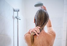 Eine Frau duscht - Annette Riedl/dpa/dpa-tmn