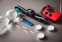 Kerzen, Strinlampe und Kurbelradio - Christin Klose/dpa-tmn