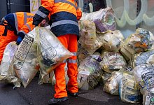Gelbe S&auml;cke werden eingesammelt - Harald Tittel/dpa/dpa-tmn