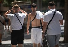 Männer oben ohne - Clara Margais/dpa