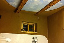 Ungew&ouml;hnliche Kombination: &Uuml;ber dieser historischen Badewanne in Dresden lacht das ganze Jahr &uuml;ber ein strahlend blauer Himmel.