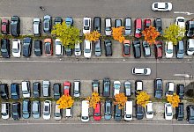 Autos auf einem herbstlichen Parkplatz - Jan Woitas/dpa/dpa-tmn