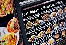 Speisen oder Getr&auml;nke zum Mitnehmen, der Verzehr in Fastfood-Restaurants - das war nach Daten des Statistischen Bundesamts im M&auml;rz rund sechs Prozent teurer als vor einem Jahr. - Fabian Sommer/dpa