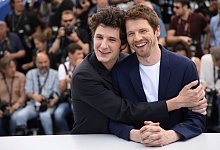 Die Schauspieler Vincent Lacoste (l) und Pierre Deladonchamps kommen mit ihrem Film &laquo;Sorry Angel&raquo; in Cannes vor (2018). - Vianney Le Caer/Invision/AP/dpa