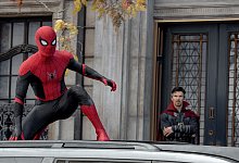 Tom Holland als Peter Parker (l) wendet sich in «Spider-Man: No Way Home» an Doctor Stephen Strange (Benedict Cumberbatch). - Matt Kennedy/Sony Pictures/dpa