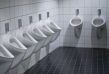 Eine Reihe von Pissoirs - David-Wolfgang Ebener/dpa/dpa-tmn
