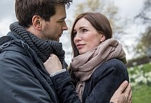 Paar verbringt geimsam zeit bei einem Spaziergang - Christin Klose/dpa-tmn