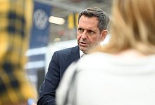 Olaf Lies bei Volkswagen - Lars Penning/dpa
