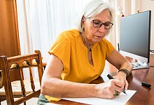 Eine Frau verfasst ein Testament - Christin Klose/dpa-tmn