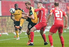 Dresdens Christoph Daferner (l) kommt vor dem Lauterer Julian Niehues an den Ball. - Uwe Anspach/dpa