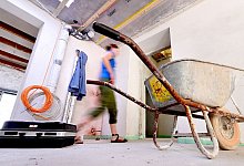 Baustellenfotos zeigen selten ein sch&ouml;nes Motiv. Aber sie sind praktisch, gerade Detailaufnahmen sowie die genaue Position von Leitungen und Rohren. - Hauke-Christian Dittrich/dpa/dpa-tmn