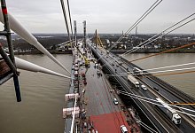 Br&uuml;ckenschluss an der A 40-Br&uuml;cke Neuenkamp - Christoph Reichwein/dpa