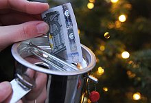 Geld geht in einen Klingelbecher - Caroline SeidSeidel-Di&szlig;mannel/dpa-tmn