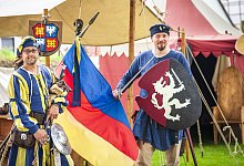 Empfangen die Besucher: Enrico Prester und Thomas Wilhelm geben den Besuchern einen stilvollen Einblick in die Epoche des Mittelalters. - Laurenz Tegethoff