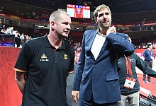 Nowitzki und R&ouml;dl - Foto: Swen Pf&ouml;rtner
