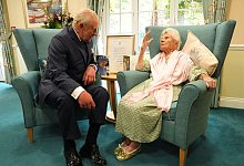 König Charles III. trifft die die 116-jährige Ethel Caterham - Jonathan Brady/PA Wire/dpa