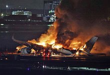 Flugzeugbrand auf Tokioter Flughafen - Uncredited/Kyodo News/AP/dpa