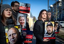 Swetlana Tichanowskaja mit einem Bild ihres Mannes Sergej - Mindaugas Kulbis/AP/dpa