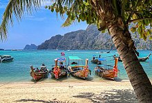 Boote im Phi-Phi-Nationalpark in Thailand - Nadja Aumiller/dpa-tmn