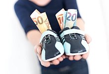 F&uuml;r Kinder sparen - Foto: Alexander Heinl/dpa-tmn