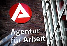 Schriftzug «Agentur für Arbeit» auf einer Fassade - Sina Schuldt/dpa/dpa-tmn