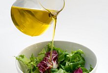 &Ouml;l im Test - Foto: Andrea Warnecke/dpa-tmn