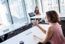 Infektionsschutz: Lieber wenig Leute in großen Räumen - Foto: Zacharie Scheurer/dpa-tmn