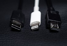 Ladekabel verschiedener Handys. - Mohssen Assanimoghaddam/dpa