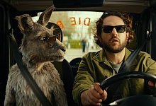 Dimitrij Schaad (r) als Marc-Uwe und das K&auml;nguru in &laquo;Die K&auml;nguru-Verschw&ouml;rung&raquo;. - -/X Verleih/dpa