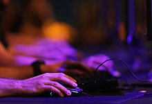 Seit der Corona-Krise spielen vor allem Männer einer neuen Studie zufolge spürbar häufiger mit Handy, Spielekonsole oder Computer. - Oliver Berg/dpa