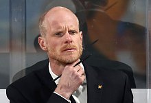 Kassierte zu seinem Geburtstag mit dem DEB-Team eine Niedelage gegen Tschechien: Bundestrainer Toni S&ouml;derholm verfolgt den Spielverlauf. - Daniel Karmann/dpa