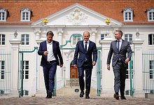 Kanzler Olaf Scholz (M), Wirtschaftsminister Robert Habeck (l) und Finanzminister Christian Lindner vor dem Schloss Meseberg. - Kay Nietfeld/dpa Pool/dpa