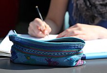 Beim Schreiben mit Stifte-Etui im Vordergrund - Bodo Marks/dpa-tmn