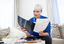 Eine Frau sichtet medizinische Unterlagen - Christin Klose/dpa-tmn