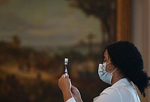 Eine Mitarbeiterin des Gesundheitswesens bereitet in Rio de Janeiro eine Dosis f&uuml;r einen Corona-Impfstoff vor. - Andre Borges/dpa